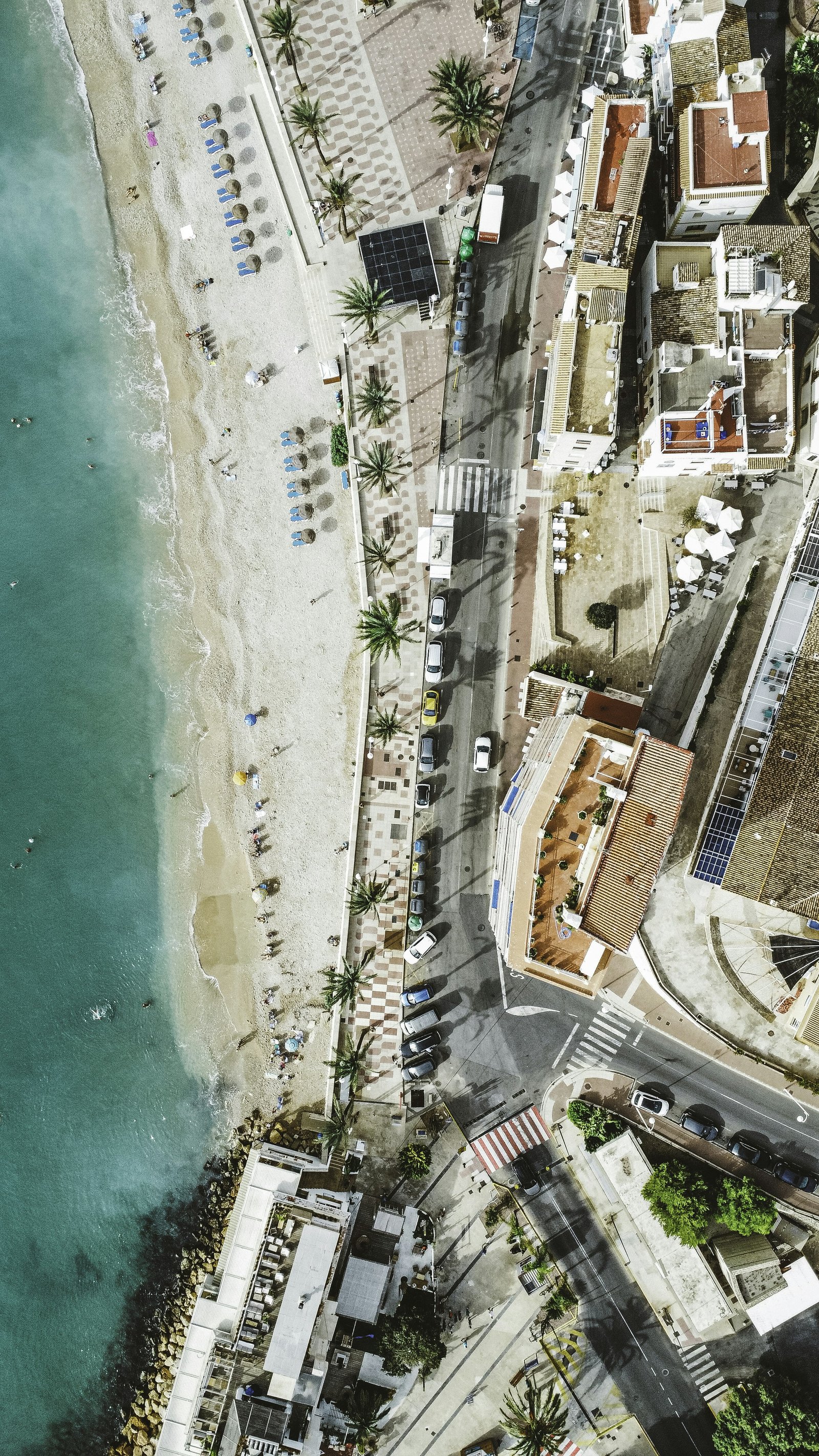 Vista aerea di una spiaggia e del mare vicino a Jávea