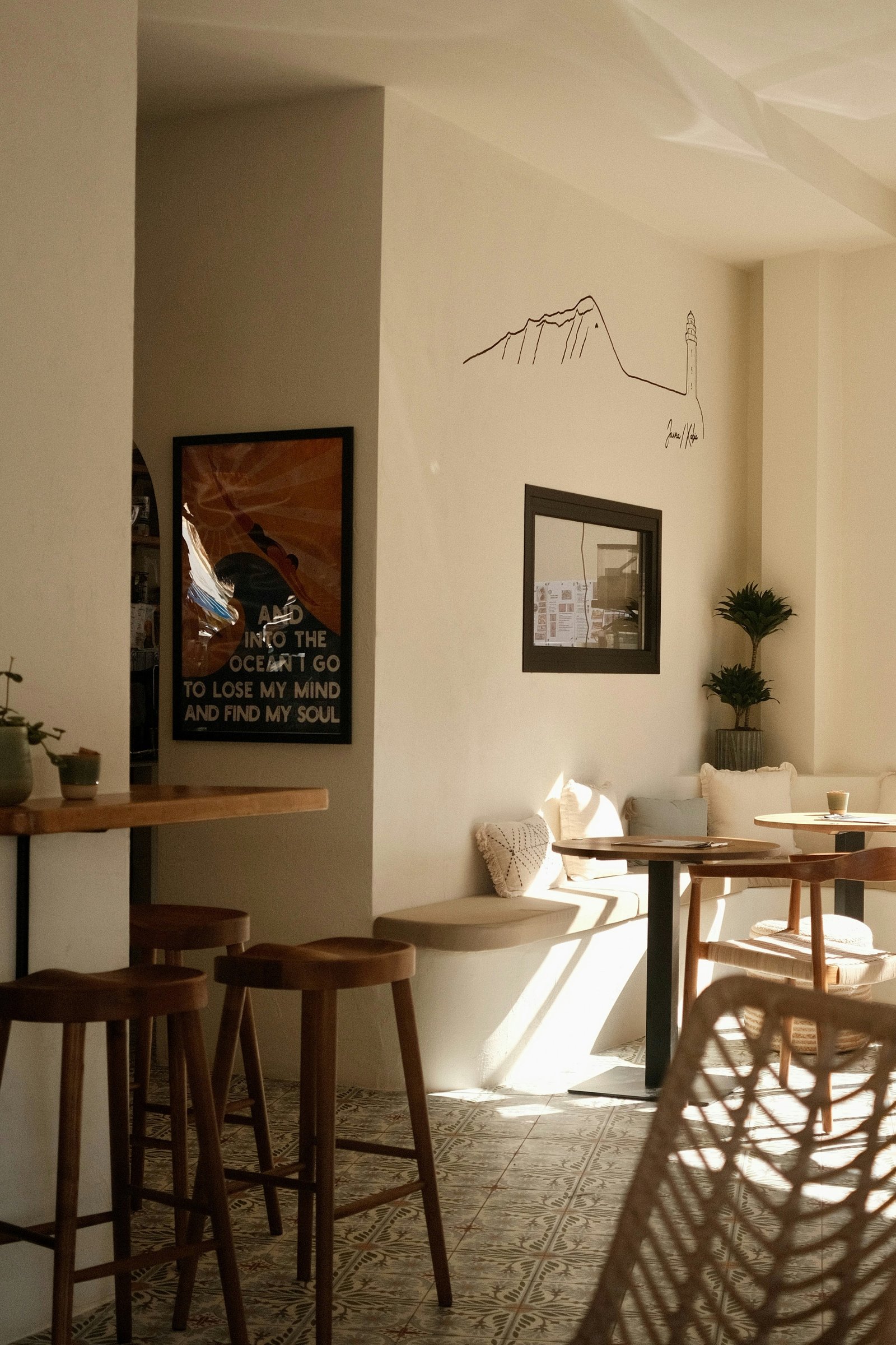 Luce del sole in un caffè dagli interni chiari a Jávea