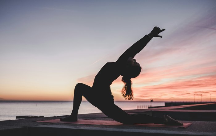 Symbolbild: Yoga am Meer